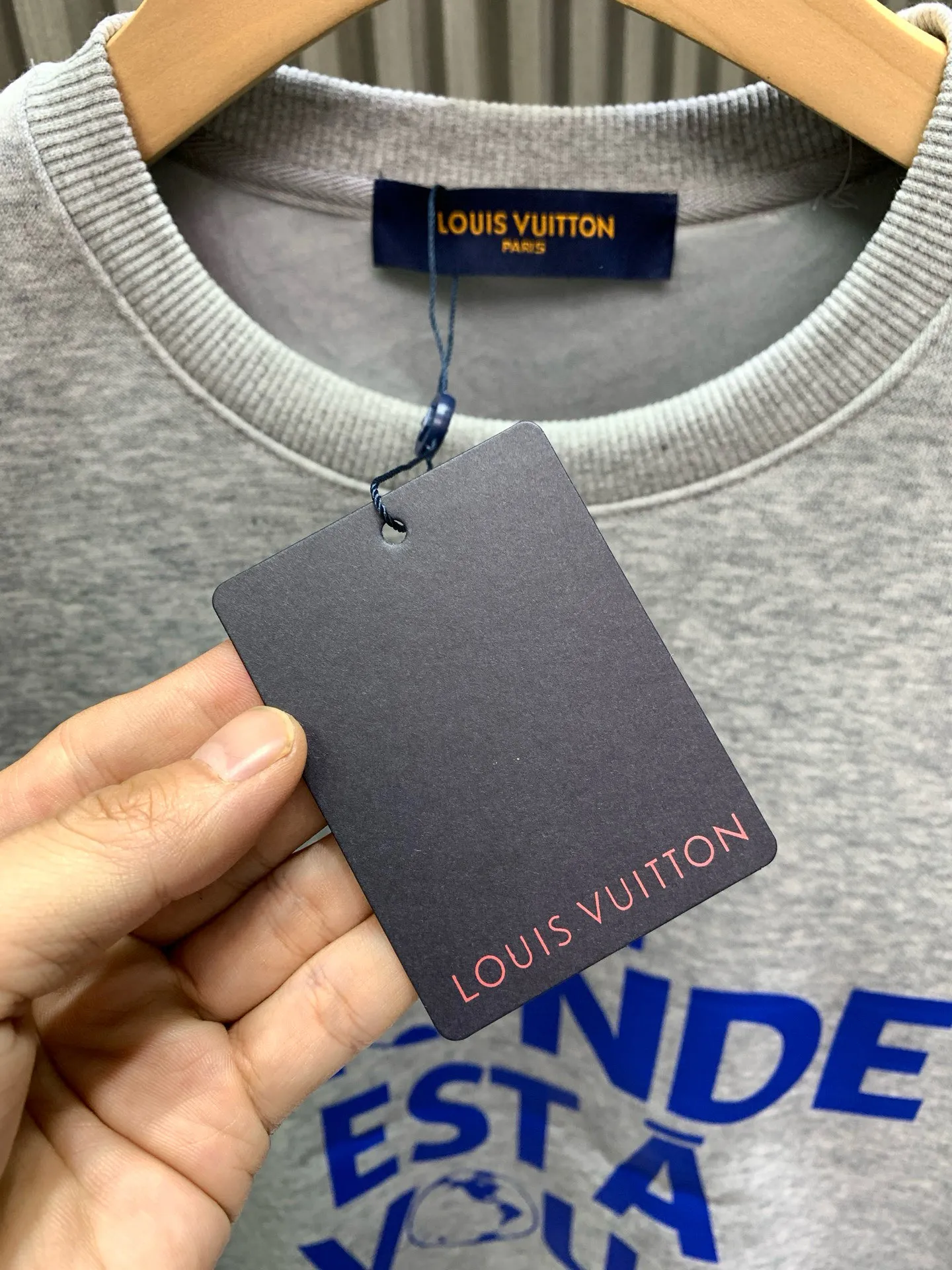 🅿️250 🀄️ Louis Vuitton Louis Vuitton 1*V25SS autumn and winter unisex round neck long-sleeved sweatshirt 400g pure cotton➕silver fox velvet Versatile for commuting Not only does the style need to be simple, but more importantly, its fabric texture can conquer the public and become a hot item. Made of cotton for customers, with a close and skin-friendly touch. Secondly, the stiffness and drape are quite good. Once you get the real thing, you will have an unlimited desire to repurchase it.